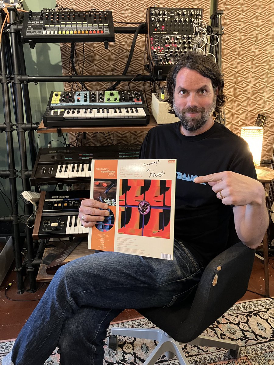 It’s been one month since Mike Lindsay’s ‘supershapes volume 1’ came out! Mike has signed a very limited number of LPs to mark the occasion. Get one here if you’re quick! 

mikelindsay.bandcamp.com/album/supersha…