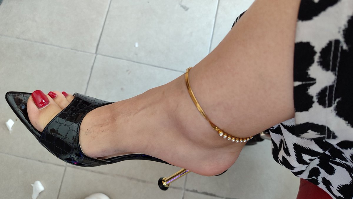 Yurtdışından 2 ay önce aldığım topuklu ayakkabılarım geldi. Kim bu ayakkabıların altında ezilip aşağılanmak ister 😈