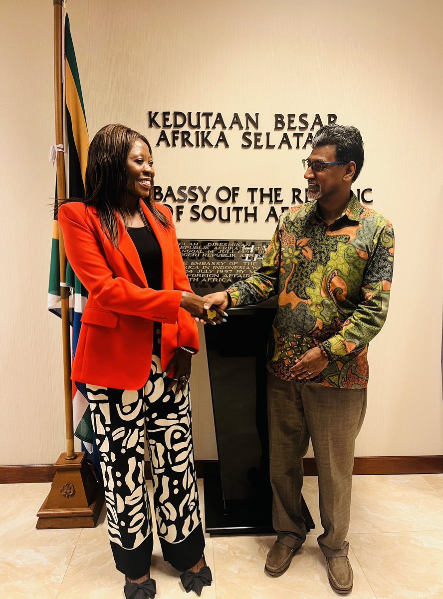 ThandieMwape's tweet photo. I lived in #SouthAfrica for seven years. It felt homely visiting the 🇿🇦 Embassy in Indonesia 🇮🇩Thank you Dep.Ambassador Maharaj for sharing your wealth of knowledge on #climatechangeadaptation #JustEnergyTransition #South2South cooperation, esp on #disastermanagement

#mzansi https://t.co/bQLR7sYmdT