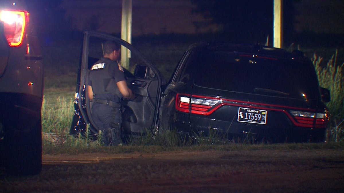 DrewMitchellTV's tweet photo. @PDBelleville investigating after a driver of a stolen car struck a @StClairSheriff patrol car on Mascoutah Ave in Belleville. Driver fled the scene on foot and searches turned up empty. https://t.co/3vcqhwhlCo