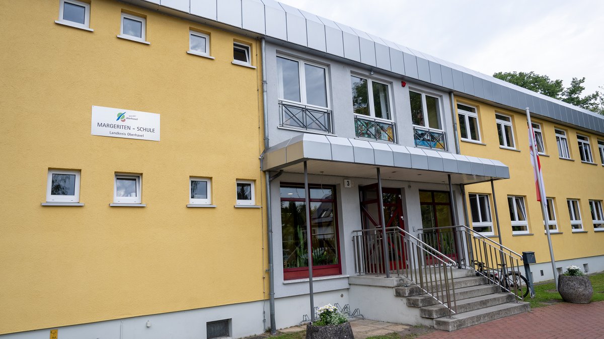 bmftr_bund's tweet photo. 🚀 Jetzt wird's konkret beim #StartchancenProgramm: BM @starkwatzinger besuchte die Margeriten-Schule in Borgsdorf und tauschte sich mit der Leitung über erste Ideen aus, wie die Förderung das Lernen dort verbessern kann.
Zu allen Startchancen-Schulen: 
👉 https://t.co/g2K5AT905R https://t.co/oSOcn1ZPaf