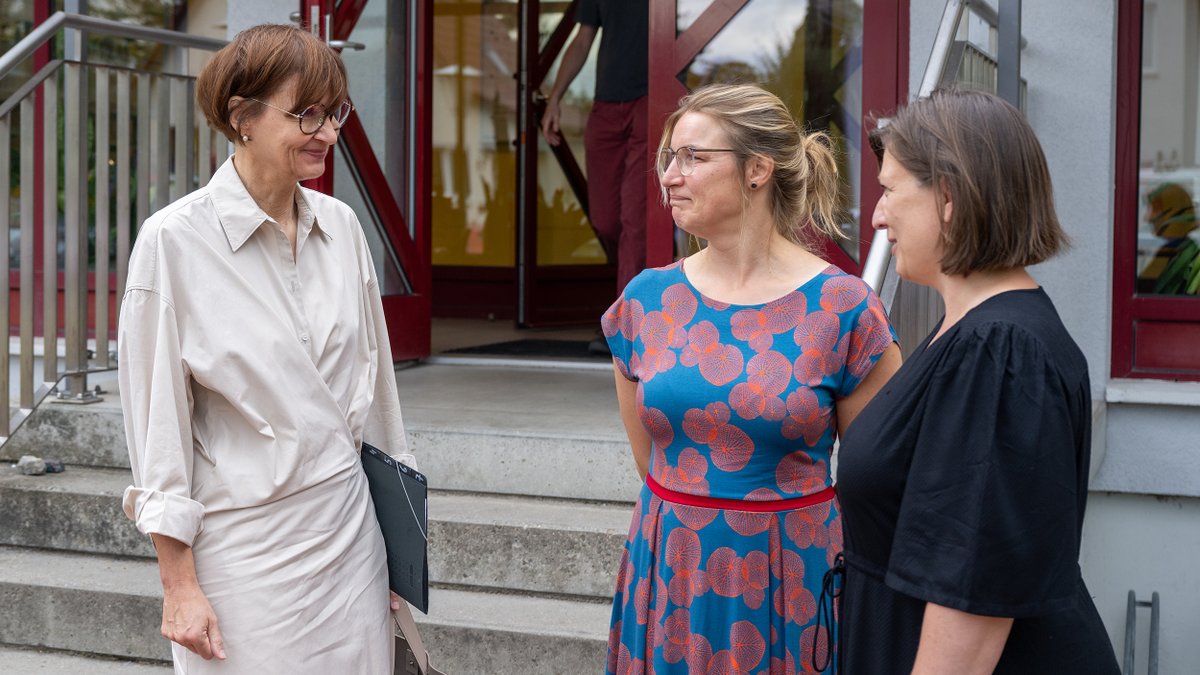 bmftr_bund's tweet photo. 🚀 Jetzt wird's konkret beim #StartchancenProgramm: BM @starkwatzinger besuchte die Margeriten-Schule in Borgsdorf und tauschte sich mit der Leitung über erste Ideen aus, wie die Förderung das Lernen dort verbessern kann.
Zu allen Startchancen-Schulen: 
👉 https://t.co/g2K5AT905R https://t.co/oSOcn1ZPaf