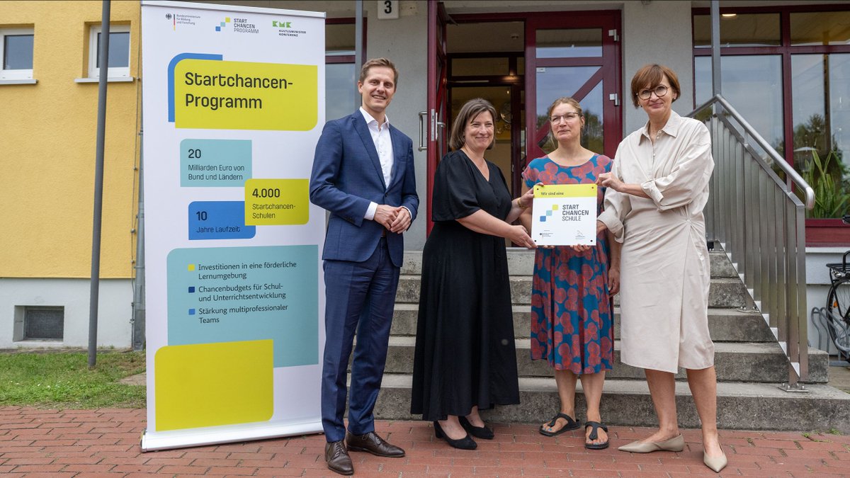 bmftr_bund's tweet photo. 🚀 Jetzt wird's konkret beim #StartchancenProgramm: BM @starkwatzinger besuchte die Margeriten-Schule in Borgsdorf und tauschte sich mit der Leitung über erste Ideen aus, wie die Förderung das Lernen dort verbessern kann.
Zu allen Startchancen-Schulen: 
👉 https://t.co/g2K5AT905R https://t.co/oSOcn1ZPaf