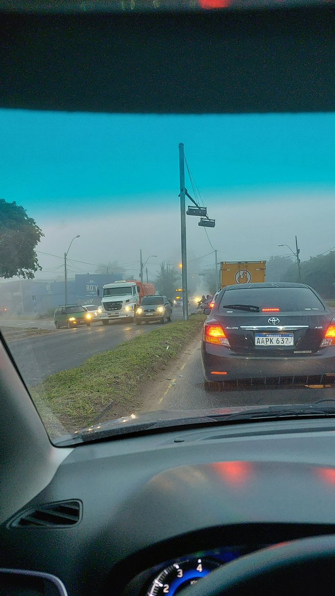 MarcosGonzalezs's tweet photo. @AsuncionMuni policial municipal ausente en cruce primer presidente y avisadores un dia de neblina https://t.co/Edk9NoGVoG