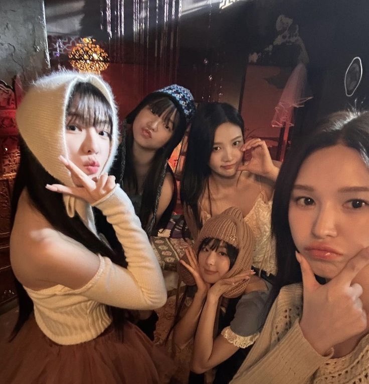 crownxoo's tweet photo. ⌦ .｡.:*♡ txt as red velvet tracks! • a very, very long thread ⌦ .｡.:*♡ https://t.co/WfmHMaIECE