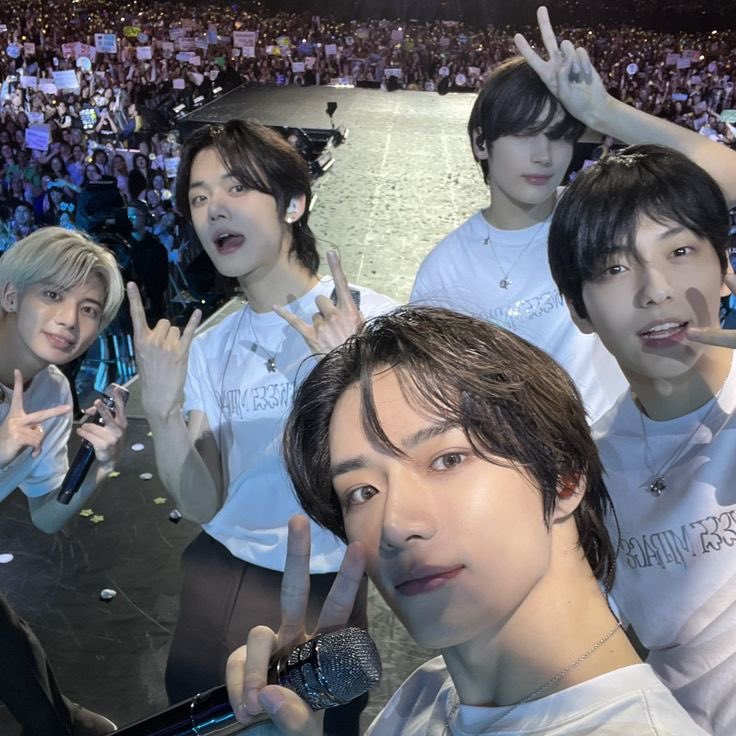 crownxoo's tweet photo. ⌦ .｡.:*♡ txt as red velvet tracks! • a very, very long thread ⌦ .｡.:*♡ https://t.co/WfmHMaIECE