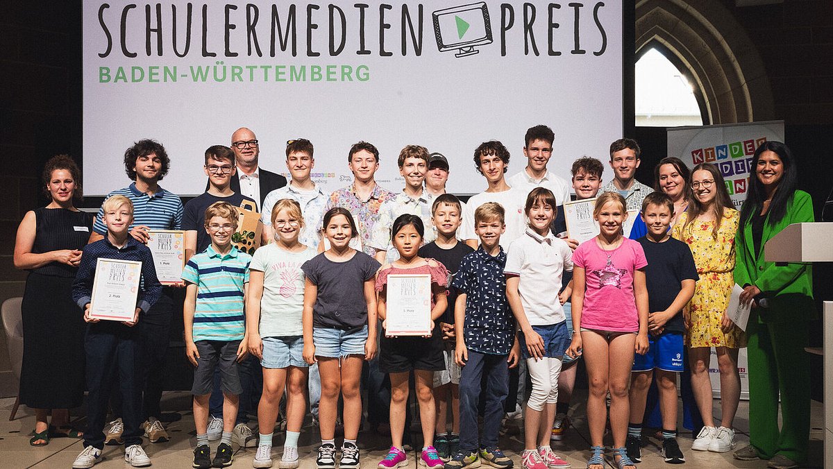 🏅Schülermedienpreis 2024: Ausgezeichnet wurden  u.a. eine neue Tageszeitung, eine Doku über Lebensmittelverschwendung, eine Foto-App und ein Film über einen Hilfseinsatz in der Ukraine. 🤩 Tolle Arbeiten, tolle Talente! Foto: MFG/Michael Wagner
Bericht: tinyurl.com/ycyxdw96
