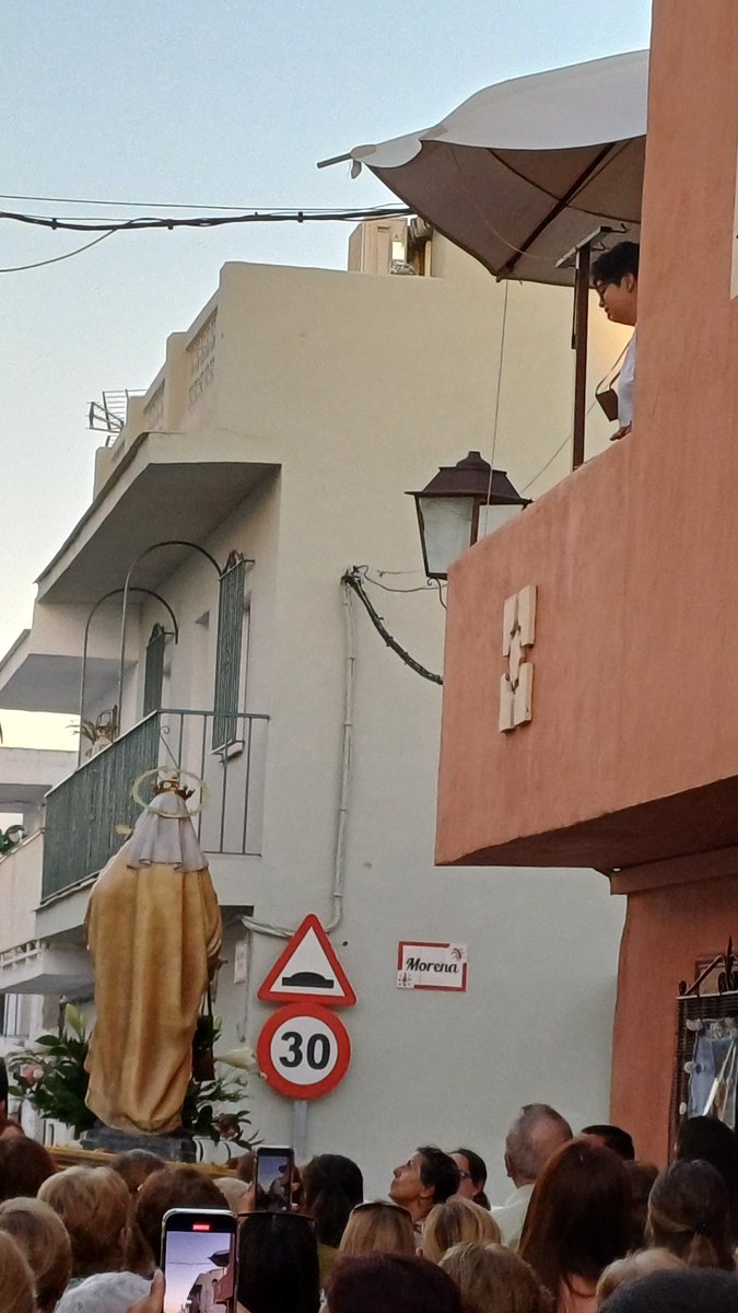 Un año más acompañando a la Virgen del Carmen en su rosario de la aurora. Esta tarde asistiremos a la misa y posterior procesión, espero que se pueda embarcar para que los "marengos" del Ingenio disfrutéis de vuestro día grande.