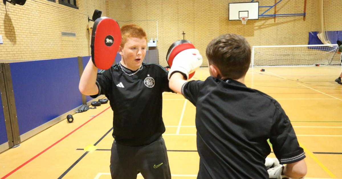 An award winning boxing coach is giving youngsters in Inverclyde a fighting chance while school's out this summer. dlvr.it/T9fdkc 👇 Full story
