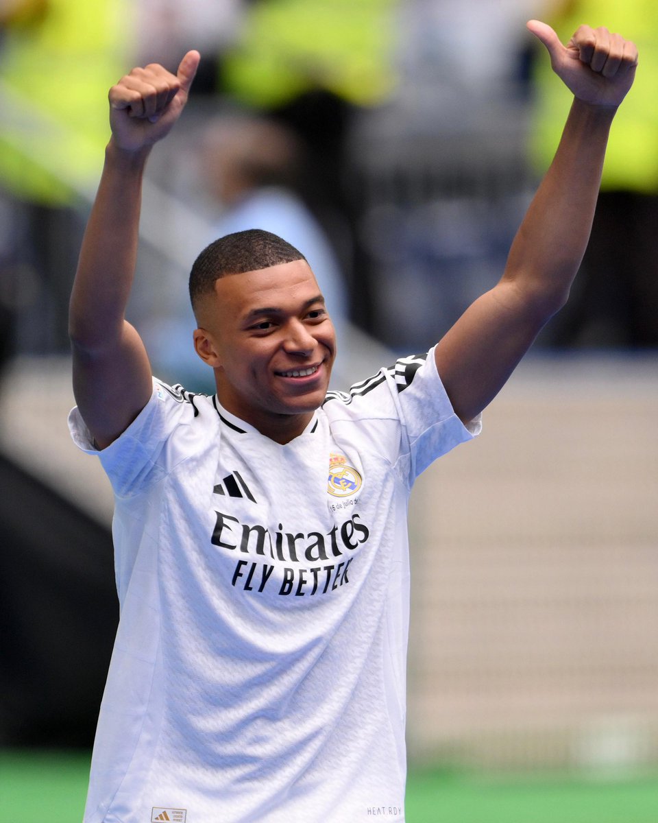 🚨⚪️ Kylian Mbappé wearing Real Madrid shirt at the Santiago Bernabéu.