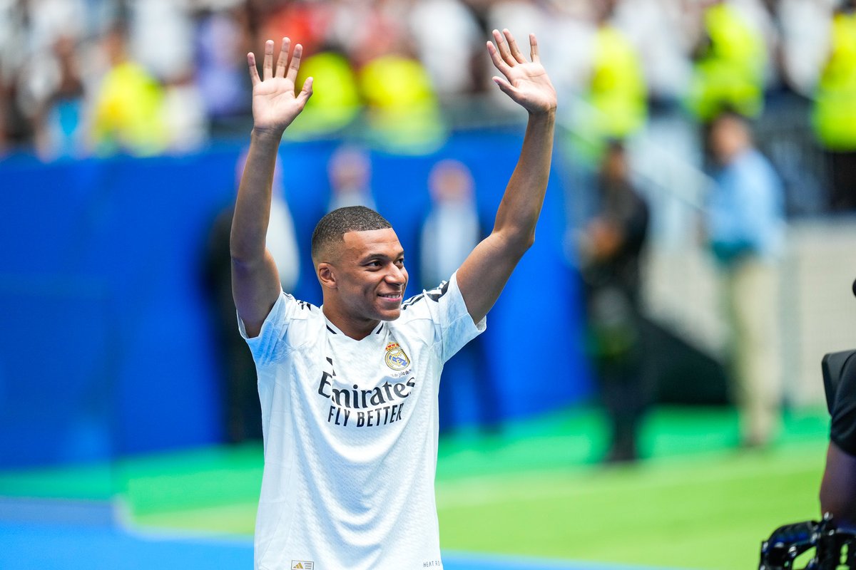 ActuFoot_'s tweet photo. 🚨 Kylian Mbappé 🇫🇷 : « Je suis extrêmement fier d’être l’un des joueurs de ce club historique. Le plus grand pour moi.

HALA MADRID !!! » 🤍 https://t.co/0slz7JuGkc