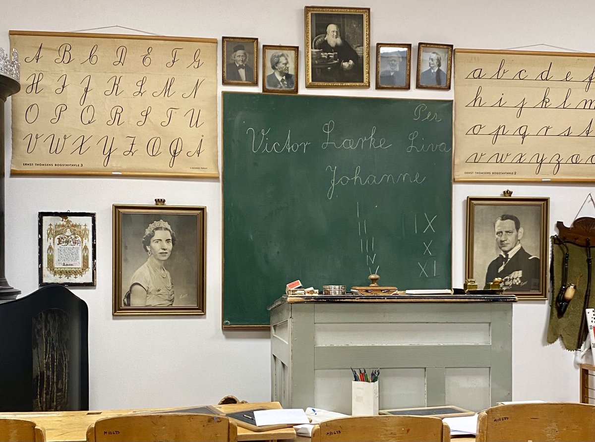 skovmand's tweet photo. Vi har lige set et barn med en ‘råber’ til Palæstinademonstration.
I GAMLE dages skolelokale, var der billede af regenterne, af de største salmeforfattere (bla.Grundtvig), fadervor -og lærerens pult var hævet 1 trin.
Læren til børnene: #respekt #fædreland #kongehus #kristendom https://t.co/4uczeZVze7