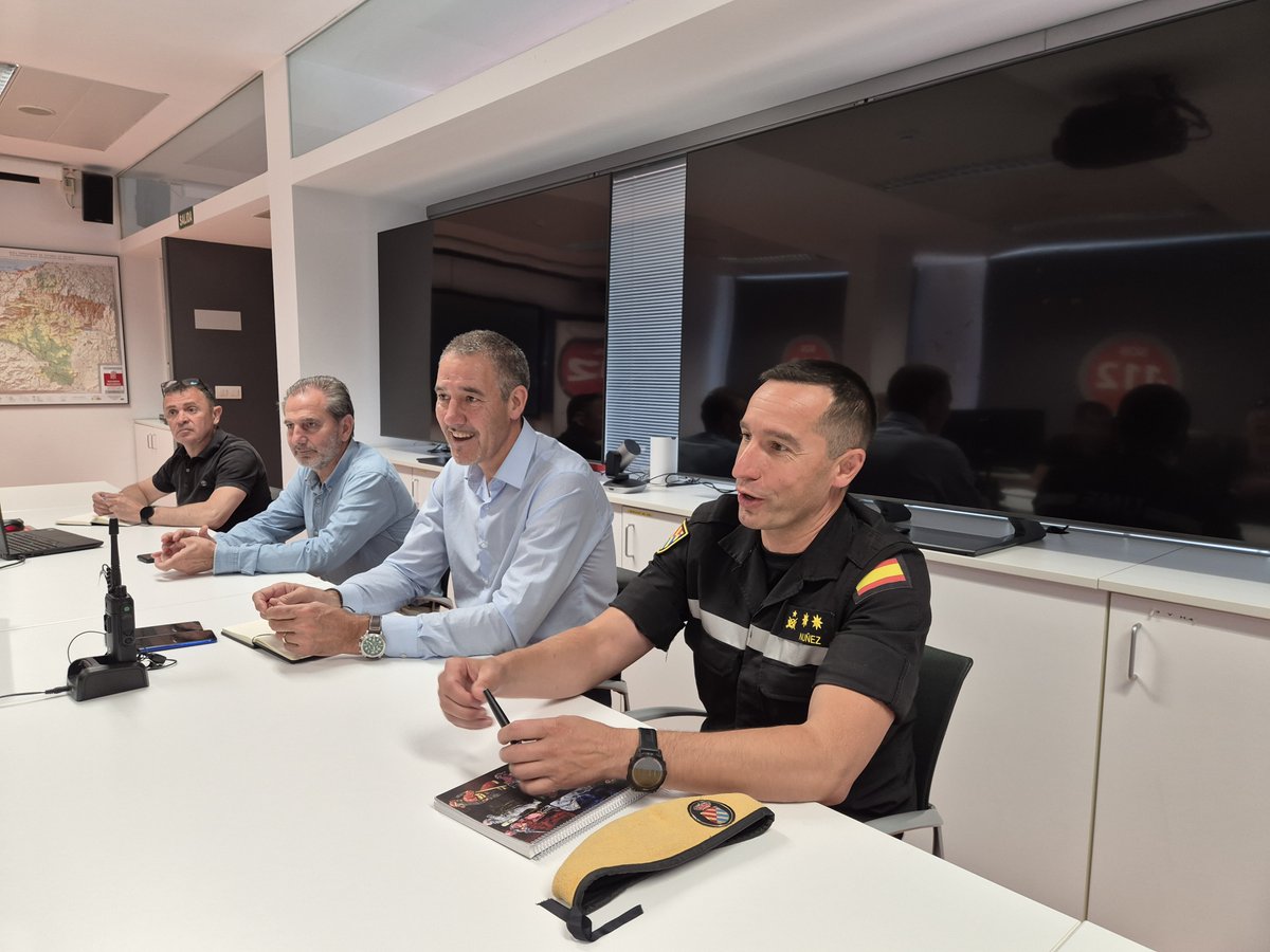 112_na's tweet image. El director general de Interior, Salvador Díez, y los directores de @bomberos_na y #ProtecciónCivil se han reunido esta mañana en SOS #Navarra con el teniente coronel Joaquín Núñez, jefe del Batallón #BIEM4 de la Unidad Militar de Emergencias @UMEgob