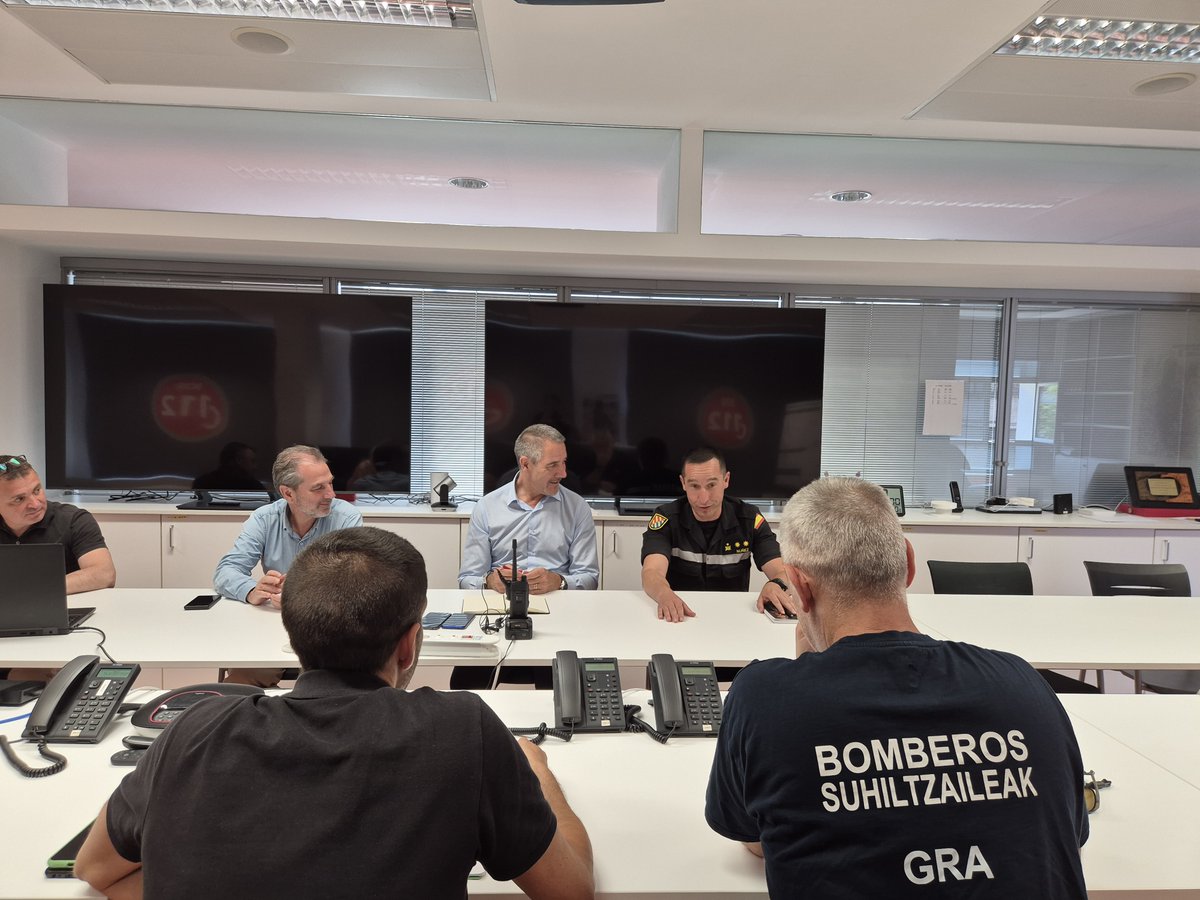 112_na's tweet image. El director general de Interior, Salvador Díez, y los directores de @bomberos_na y #ProtecciónCivil se han reunido esta mañana en SOS #Navarra con el teniente coronel Joaquín Núñez, jefe del Batallón #BIEM4 de la Unidad Militar de Emergencias @UMEgob