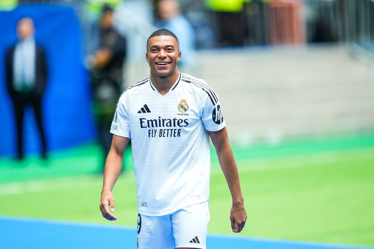 ActuFoot_'s tweet photo. 🚨 Kylian Mbappé 🇫🇷 : « On a réussi. Je suis un joueur du Real Madrid.

Je vois ma famille heureuse, ma maman qui pleure… Ma famille extrêmement émue. » https://t.co/gYfyCAT2iA
