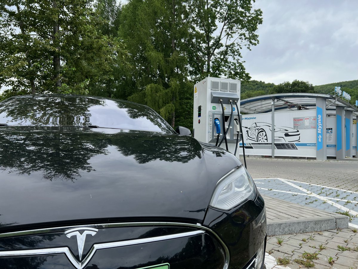 EV_PLUS_'s tweet photo. Kolejna dobra wiadomość  tegorocznych wakacji, tym razem dla osób planujących urlop w Bieszczadach.
W dniu dzisiejszym w sieci EV+ uruchomiliśmy stację ładowania DC  50 kW. 
Myjnia samochodowa BKF 3
29 listopada 36A
38-700 Ustrzyki Dolne
@psnm_org @PIRE_pl @fppepl @elektrowoz_pl https://t.co/9Uv68ShEu6