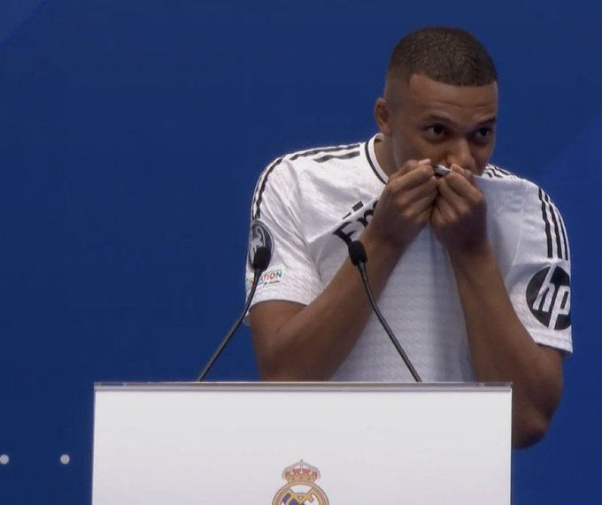 MadridSports_'s tweet photo. ¡Mbappé ha besado el escudo!

"Voy a dar la vida por este escudo. Ya he cumplido un sueño. Ahora espero cumplir otro, el de estar a la altura de la historia de este club"
