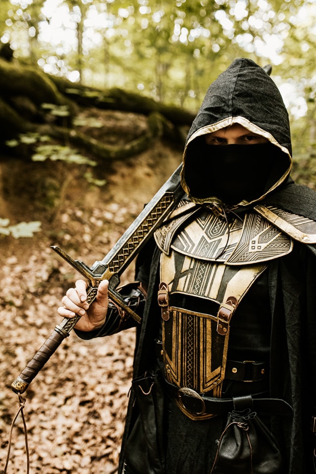 TESOnline_ESP's tweet photo. 🛠️ Esta armadura de bretón ha sido creada a mano desde 0 y está hecha con cuero auténtico por @CyperianWorks 

Una vez más, ¡su trabajo brilla por sí solo! ⚔️ 🏹 

Fotografía por Alicja Dębek 📸 https://t.co/SJbkRX9RuY