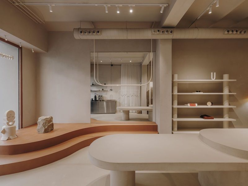 La firma de moda Thinking Mu inaugura espacio con el interiorismo de Isern Serra en el corazón del Eixample, a pocos pasos de La Pedrera. 

buff.ly/3Y41b63