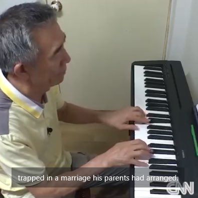 ในปี 1997 มีผู้ชายคนนึงชื่อ ‘จางยองจิน’ หนีออกมาจากเกาหลีเหนือได้สำเร็จ และเขาได้รู้จักกับคำที่เปลี่ยนชีวิตเขาภายในเสี้ยววินาทีคือคำว่า ‘เกย์’ ตลอดชีวิตที่ผ่านมานั้นยองจินไม่รู้เลยว่าเกย์คืออะไร  และคิดมาตลอดชีวิตว่าเขาเป็นตัวประหลาดผิดปกติ