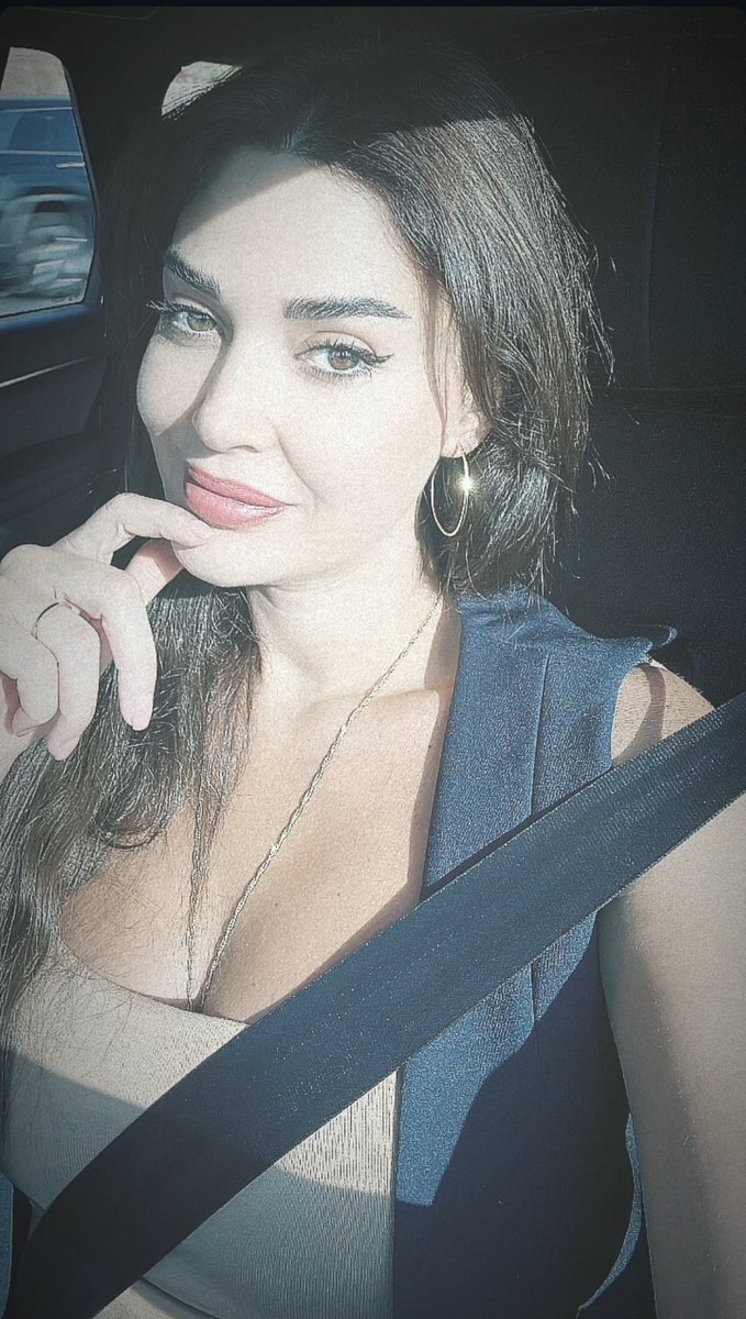 aniacy_'s tweet photo. آخر ٣ صور سيلفي بيخطفو القلب 🥹♥️ 
الرب يحملنا هالجمال والكريزما 
@CyrineAbdlNour #سيرين_عبدالنور https://t.co/OZ2YZ2qHVp