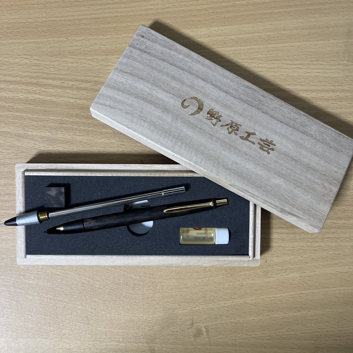 ponkao0810's tweet photo. 上げ直します
野原工芸特上黒柿半孔雀杢 0.5

付属品完備
追加で写真載せます。 https://t.co/9j0yZJFJQx