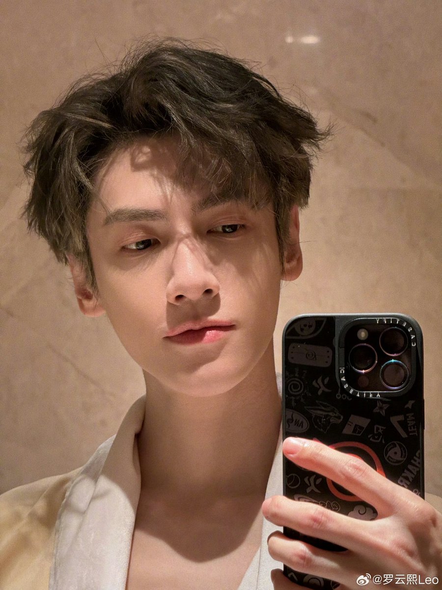 LuoYunxiFanClub's tweet photo. Weibo update: "After hairspray." + blurry photos taken by passer-by of lyx recording a performance on Fairy Lake, Jiangxi last night.
🦁#LuoYunxi #罗云熙 https://t.co/zbiwyJ64vR
