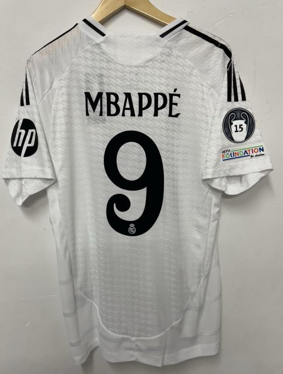 Como hoy ha sido la presentación del señor Kylian Mbappé como jugador del Real Madrid, sorteo una camiseta suya entre todos los que den like a este tuit y me sigan. El ganador/a lo doy el viernes. Suerte 🍀