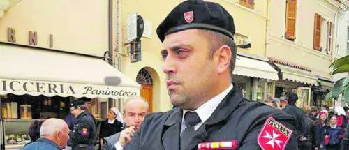 FaniSimonu34434's tweet photo. #TgVari #GCNHjorth
AIUTÒ l'amico(pure americano) che assassinò con ben 11 FENDENTI il CARABINIERE #MCercielloRega.Per i giudici bastano 5 anni(TOT 11)che #Hjorth ha scontato in carcere. Passerà ancora qualche tempo (?) ai DOMICILIARI dalla nonna a #Fregene. 2o COLPO PER LA VEDOVA https://t.co/QRoY1qlZQw
