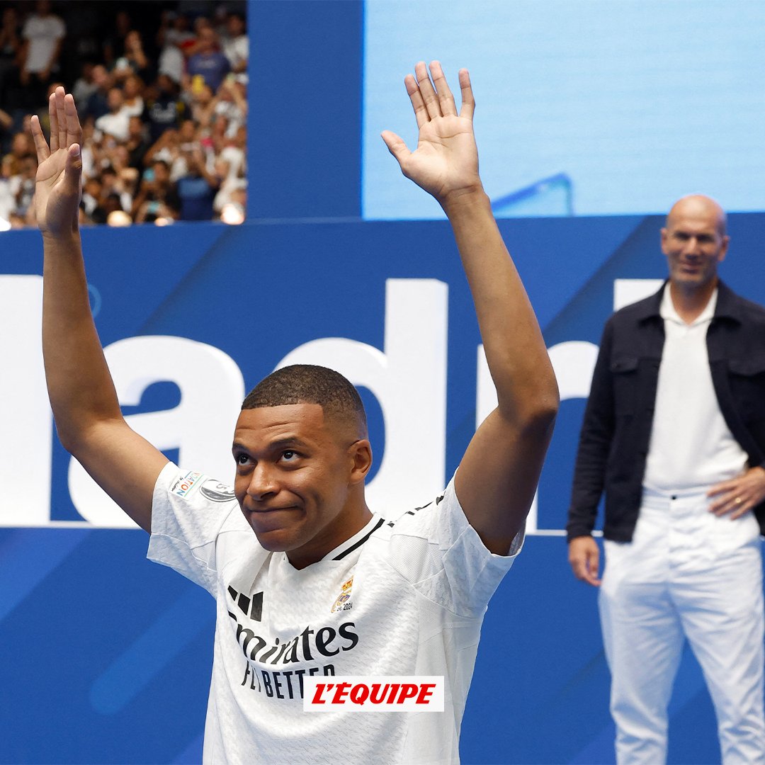 lequipe's tweet photo. Comme un symbole. Suivez la présentation de Kylian Mbappé au Real Madrid > https://t.co/2sHjQkuLuh https://t.co/cLrg0t9LB5