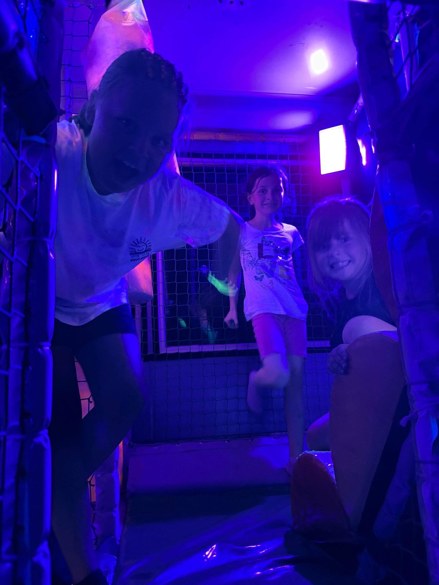 GirlguidingESE's tweet photo. 1st Canvey West Brownies spent the last evening of term with the soft play bus for the evening.  Looks like great fun! #girlguiding https://t.co/zTJWfqZwG8