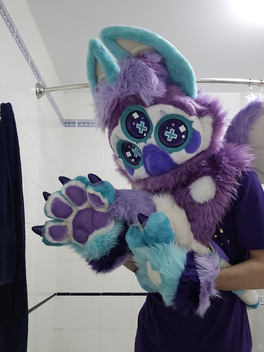Im not great at taking pics of myself, but here is F4LL4C10U5. They are a newer species from <a href="/alecrimcarmim/">⟣Alecrim Carmim⟢ Commissions OPEN</a> called an Analog Horror Critter!