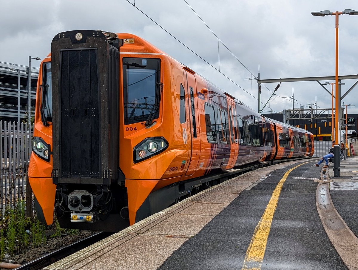 DownOnTheStour's tweet photo. Looks like the 350/2 replacements for the locals have finally started 😁
196004 makes an extremely rare appearance in P5 at Wolverhampton on driver training 👀
#DOTS #railwayphotography #trainphotography #class196 #CAF #platform5 #raremovements https://t.co/ENLiblWFZG