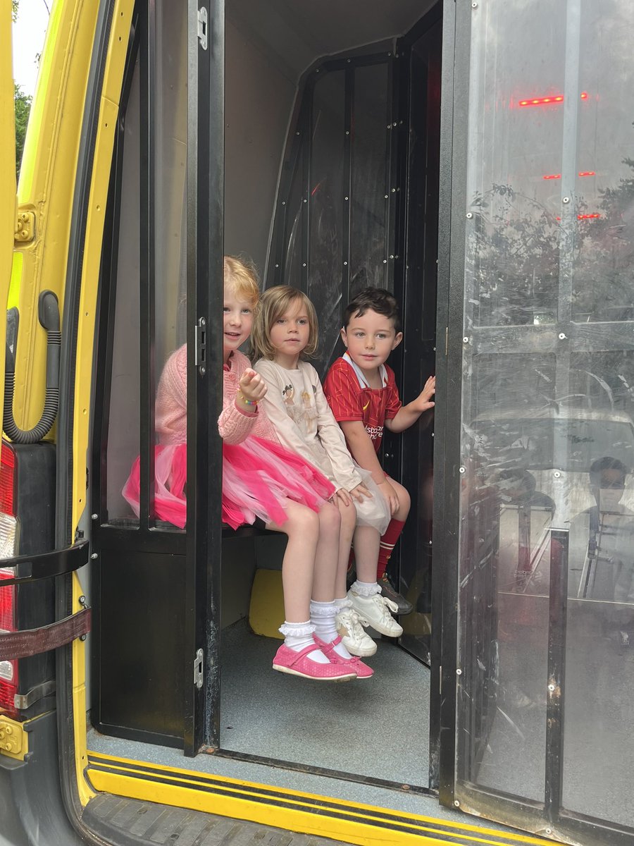 MrsFarrellOLOC's tweet photo. We have been learning all about jobs within the police force! 👮 👮🏻‍♀️ 👮‍♂️ https://t.co/SKVcNucHoM