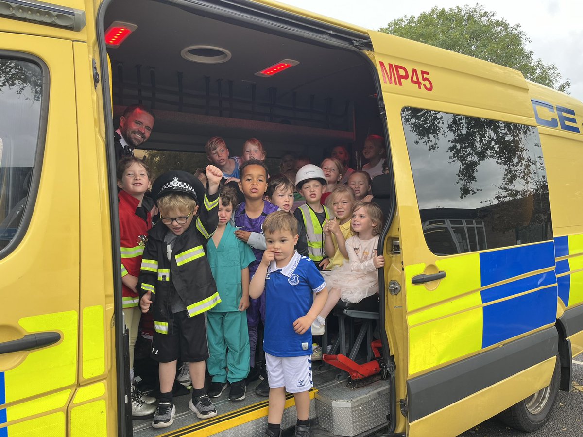 MrsFarrellOLOC's tweet photo. We have been learning all about jobs within the police force! 👮 👮🏻‍♀️ 👮‍♂️ https://t.co/SKVcNucHoM