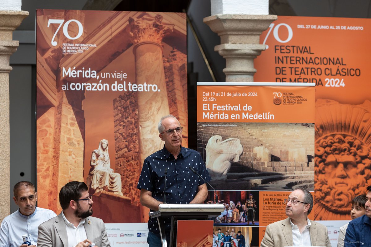 📰Hoy los protagonistas de las obras 𝘓𝘰𝘴 𝘛𝘪𝘵𝘢𝘯𝘦𝘴, 𝘓𝘢 𝘤𝘰𝘮𝘦𝘥𝘪𝘢 𝘥𝘦 𝘭𝘰𝘴 𝘦𝘳𝘳𝘰𝘳𝘦𝘴 y 𝘌𝘭 𝘳𝘦𝘨𝘢𝘭𝘰 𝘥𝘦 𝘡𝘦𝘶𝘴 han presentado esta mañana la extensión de #Medellín, que se desarrollará entre el 19 y el 21 de julio en el #TeatroRomano de la localidad