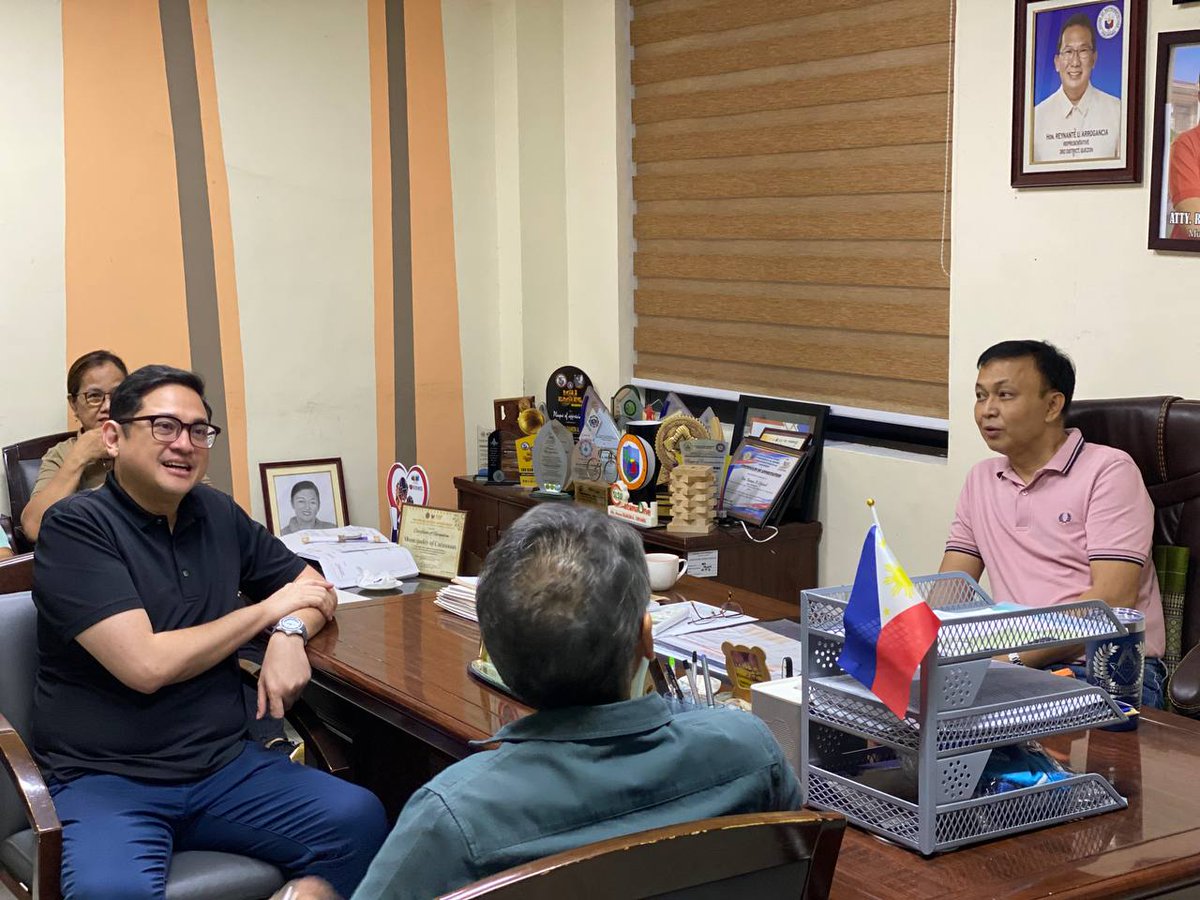 KANPph's tweet photo. Nagsagawa ng courtesy call sina Sen. Bam Aquino at Atty. Chel Diokno kina Mayor Mon Orfanel at ibang mga opisyal ng Catanauan, Quezon.

Nagkaroon din ng talakayan ukol sa pagpapaunlad ng bayan at ang mga tulong na kinakailangan ng ating mga kababayan doon. 

#PilipinasParaSaLahat https://t.co/UAVpoPwDgN