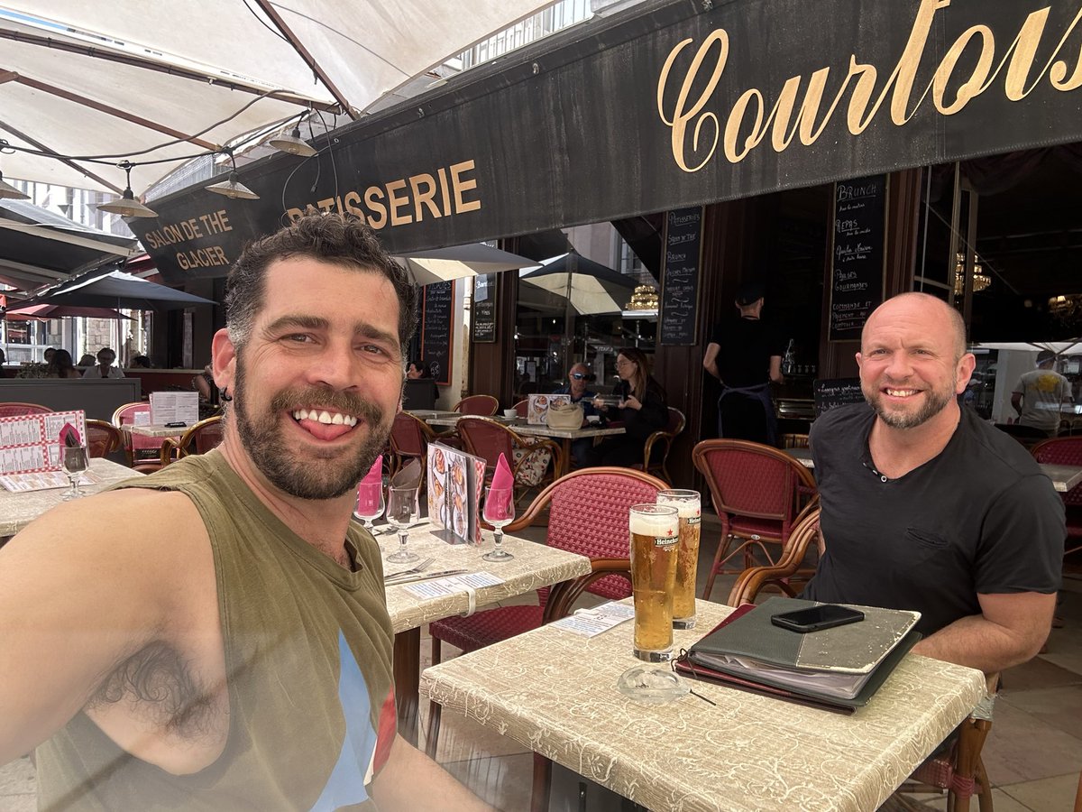 WhiteSpear86's tweet image. Hey #sbstdf #couchpeleton - after 20 years of watching - I’m finally living out a goal and watching the tour finish in Nimes today - weather is HAWWWTTT so just having a beer to cool down before heading to the finish area