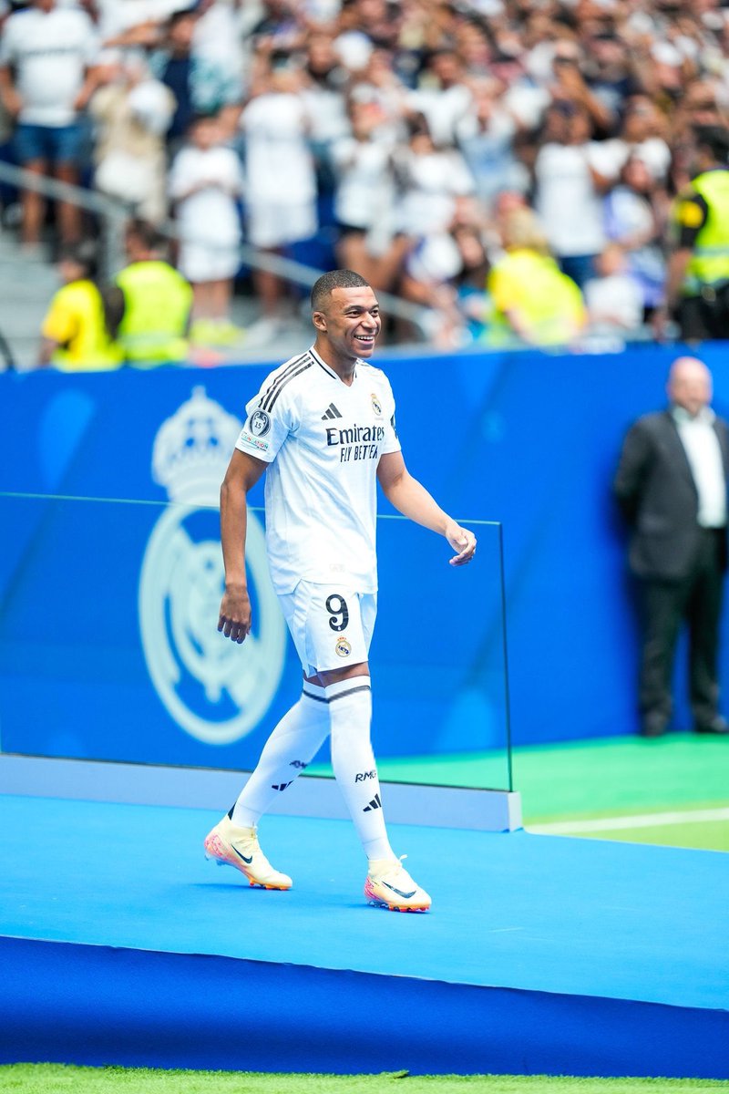 KMbappeRM's tweet photo. BIENVENIDO A CASA, @KMbappe! 🤍 https://t.co/U8HcBjlInL