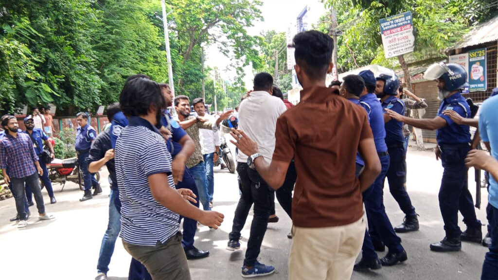 ফরিদপুরে কোটা সংস্কার আন্দোলনকারীদের ওপর ছাত্রলীগের হামলা, আহত ৫