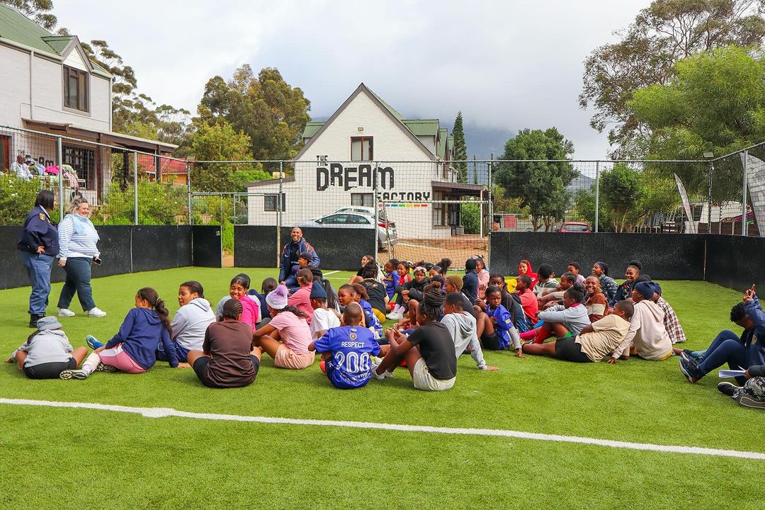 houtbayunitedfc's tweet photo. Our Junior Girls during the Values Camp last weekend. ❤️🌈⚽️
#morethanateam
#morethanagame
#thegoalislove
#hbufc https://t.co/6DACAeuQBH