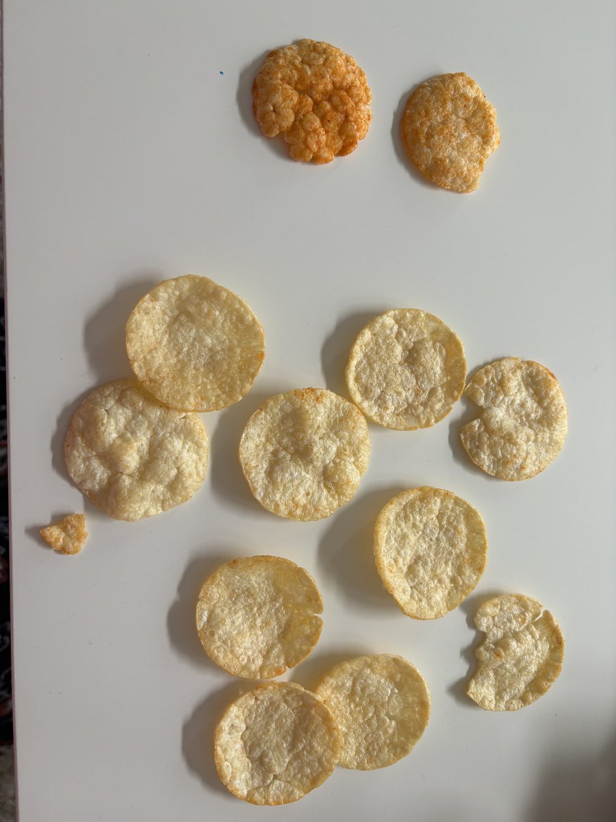 rachellb27's tweet photo. @popchipsUK I have always enjoyed your bbq flavour pop chips. Recently though there have only been one or two per pack with any flavour. The rest are completely plain with no seasoning at all. This has been very pack in the last few multipacks I have tried. What is going on?? https://t.co/dFTjijli5a