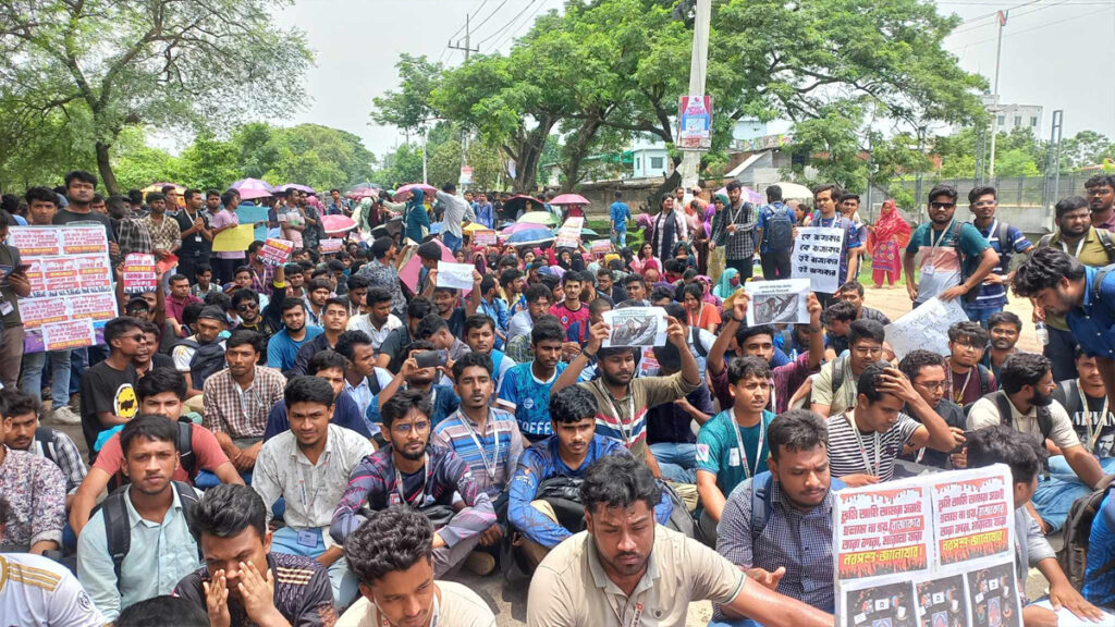 রাজশাহী বিশ্ববিদ্যালয়ে প্রধান ফটক ভেঙে শিক্ষার্থীদের বিক্ষোভ