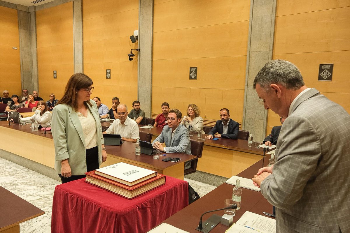 DiputacioGirona's tweet photo. @JuntsGirona @erc_fedgirona @CUPNordOriental @InDeLaSelva @PSCComGironines @PresidenciaDdgi ✅Gemma Geis, vicealcaldessa i 1a Tinenta d’Alcaldia de Promoció Econòmica de @girona_cat, pren possessió del càrrec de diputada de la #DdGi, en substitució de @mangelsplanas i pel grup de Junts per Catalunya.
#PleDdGi https://t.co/MvhjEJZCi8
