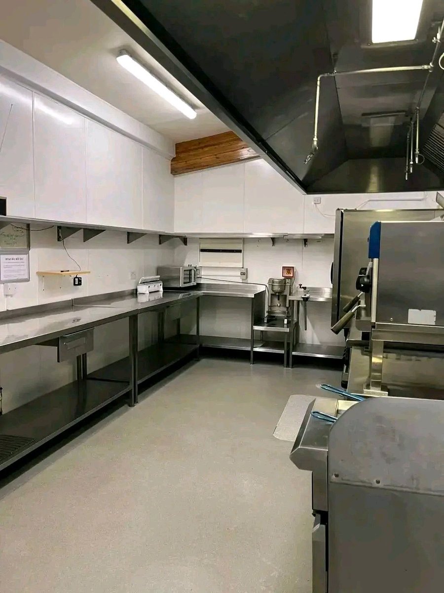 ELANSEClean's tweet photo. Keep Your Kitchen Safe and hygienic. 

🧐Did you know the leading cause of kitchen grease fires is the buildup of grease in hidden areas like grease traps? Protect your business from fire hazards with our expert grease trap cleaning services. 

✨Our team ensures thorough cleaning, preventing clogs and eliminating fire risks. Schedule your service today and enjoy peace of mind with a spotless and safe kitchen environment. 

📞Call us now or visit our website to book your appointment! Deep cleans available! 

https://t.co/rdtA7S12TB 

077120 88360 💬

#surry #totten #Southampton #Wolverhampton #Portsmouth #Dorset #Woking #Salisbury