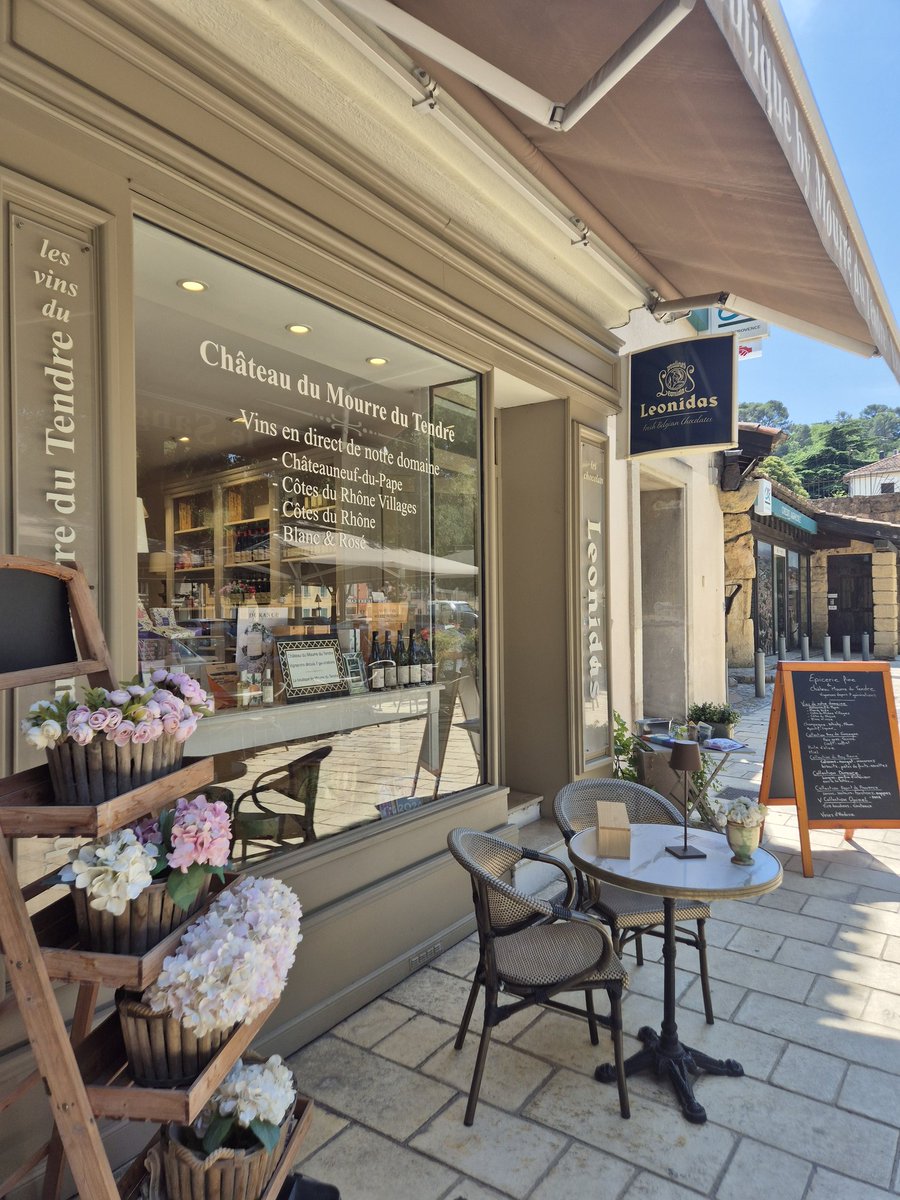 JPezieres34's tweet photo. Quel plaisir, durant les vacances d'été de rendre visite à Christophe et son épouse @LesBuralistes à Orange, VP de la Fédération départementale.
Un/des établissements atypique:
#bartabac
#caveavin
#cavisteetchocolatier https://t.co/T58MmMbvKG