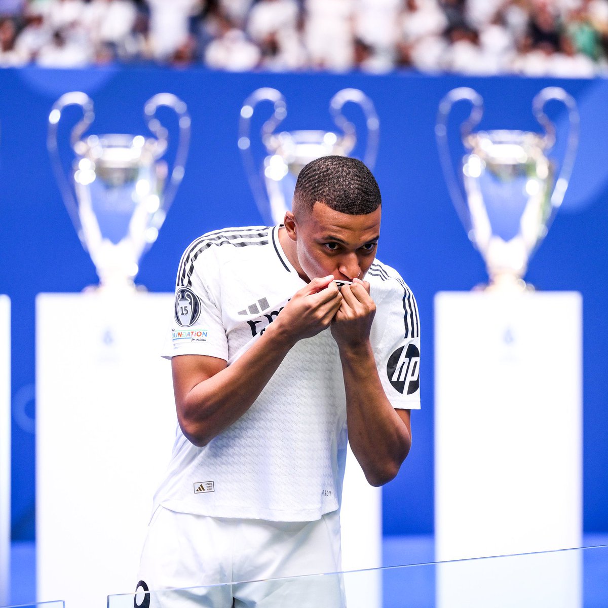 captainfv8's tweet photo. Welcome to the best club in the world, @KMbappe 🐢🤍 https://t.co/UCAmbSsHJb