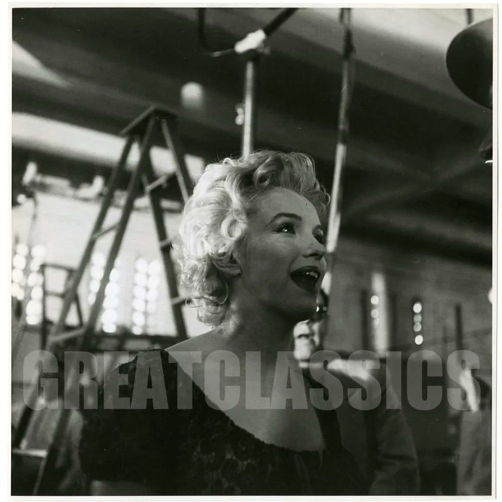 Clubpassionmar2's tweet photo. Bonne journée de mardi à tous et toutes  Have a sweet Tuesday.

#marilynmonroe #marilyn #clubpassionmarilyn #bobbeerman #arretdautobus #busstop https://t.co/VaPZNoXIqj