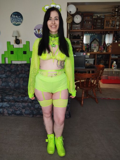 《 amber | 28yo | canada 🇨🇦 》 💰 nsfw creator &amp; seller 🔞      -> [of/pics/vids/customs] 💰 🥳 promoter 🌈