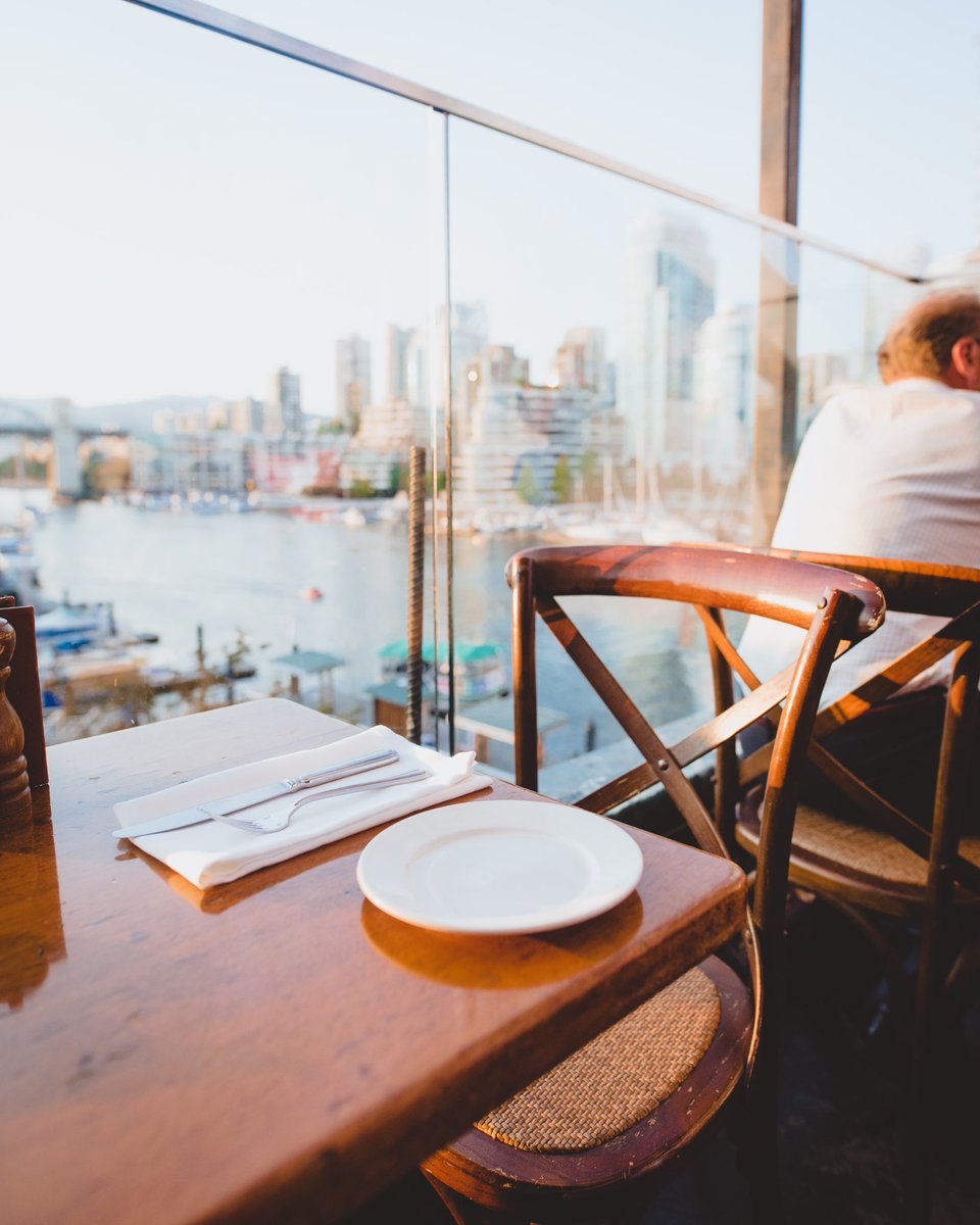 An invitation to sit back, relax and enjoy the sunning scenery. The perfect spot to enjoy amazing fresh seafood and drinks!